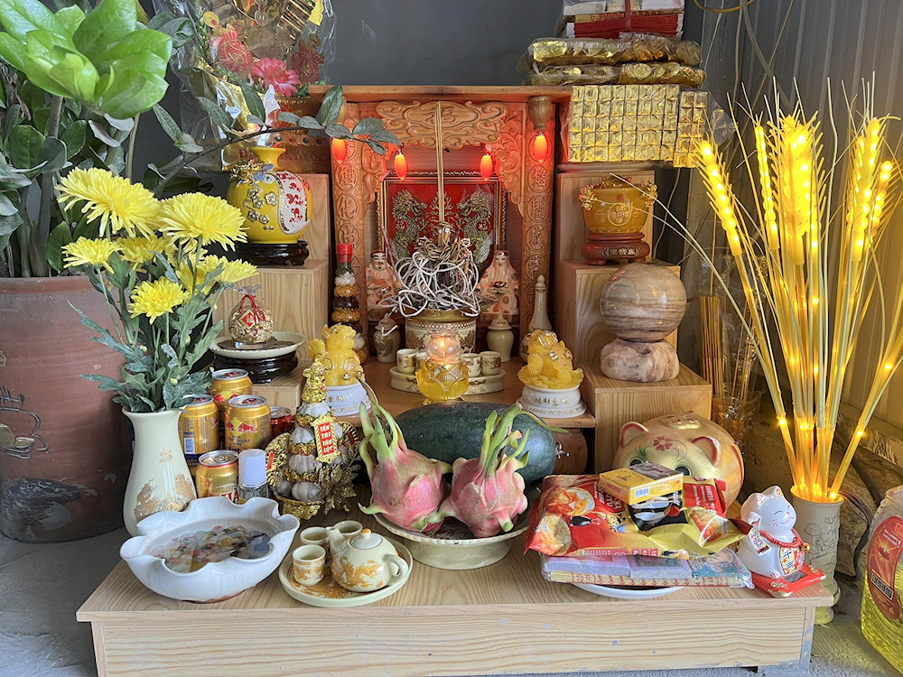 On the full moon of the 8th lunar month, Vietnamese families pray to the Land God for peace, good harvests, and family blessings 